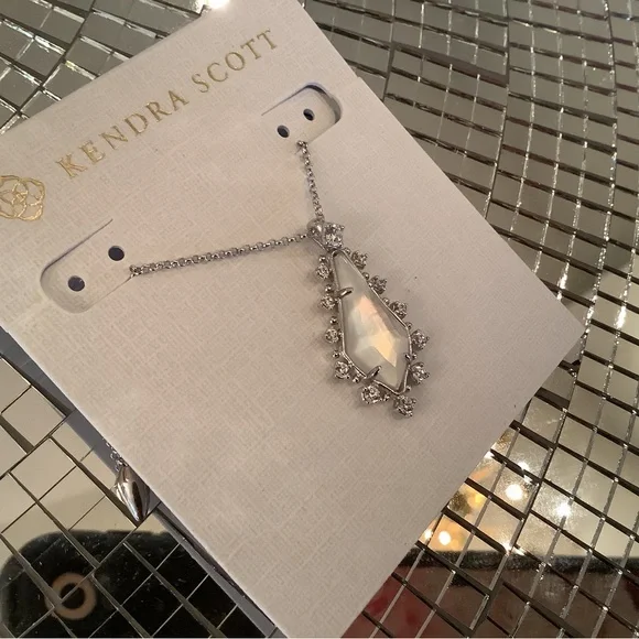 Beautiful mother of Pearl Kendra Scott necklace
